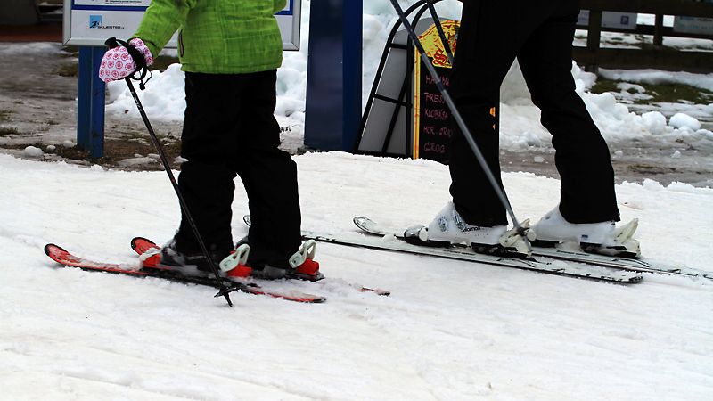 Agresivní lyžař srazil ve Špindlerově Mlýně muže, který skončil v nemocnici